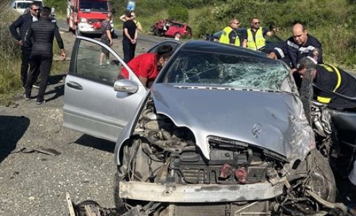 Жена загина при челен удар, четирима са ранени
