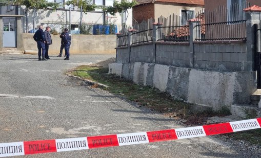 Полицията тараши домове за оръжия след тройното убийство в Люляково