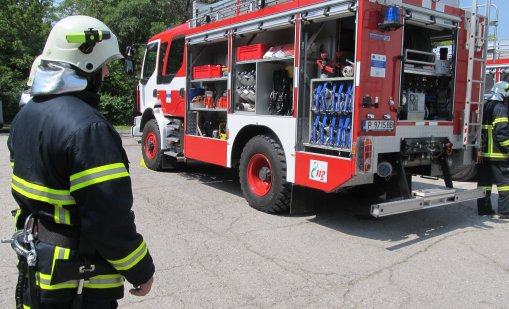 12-годишно дете падна в корито на река, пожарникари го спасиха 