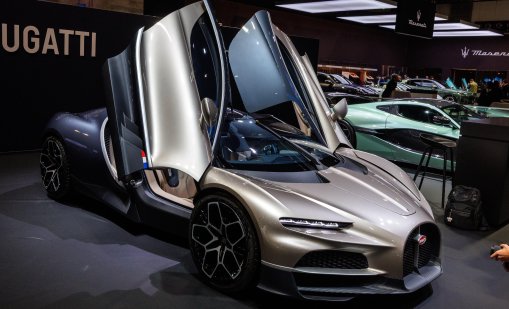 Болезнена катастрофа: Малко VW Polo размаза задницата на Bugatti за милиони ВИДЕО
