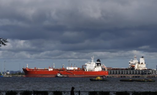 Пожар на руско пристанище до границата с Финландия след атака с дронове