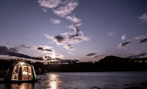 "Най-отдалеченият Airbnb в света“: Плаваща хижа с една спалня без телефон и Wi-Fi