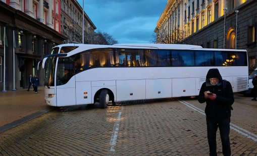 Бял автобус ядоса протестиращите край парламента, депутати от ПП готвят жива верига