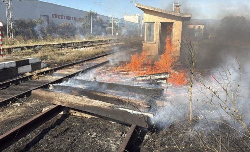 Голям пожар на гара Горно Сахране, спрени са влаковете София &ndash; Бургас