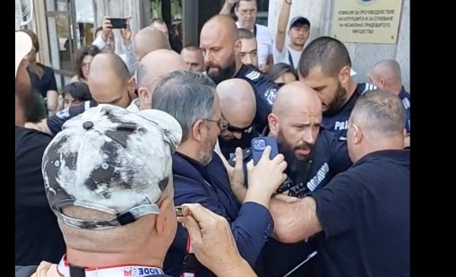 БОЕЦ протестира пред КПК, стигна се до напрежение ВИДЕО