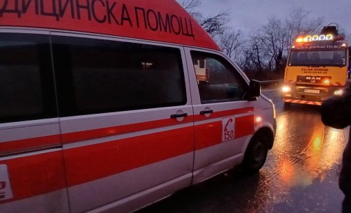 Двама 18-годишни катастрофираха край Сливен, единият е пострадал