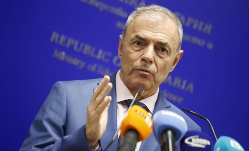 Министър Игнатов: Половината учители в "Космос" са без педагогическа правоспособност