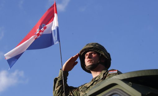На Балканите тече надпревара във въоръжаването, Хърватия и Сърбия си мерят парадите