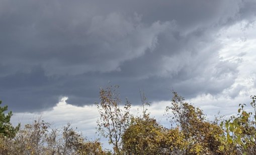 Времето днес: облачно и ветровито