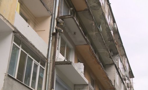Летят трупове от блока на ужасите в Свищов: Изкъртили терасите, но спрели санирането
