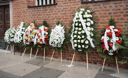 Семейство, приятели, спортисти и общественици изпращат Слави Бинев в последния му път (СНИМКИ)