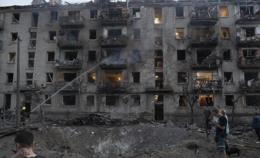 Русия удря Киев с дронове и балистични ракети, най-малко петима души са загинали