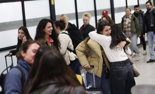 В София кацнаха евакуираните българи от Оман СНИМКИ