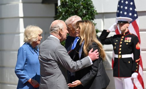 Сем. Тръмп изпратиха крал Чарлз III с усмивки, целувки и червен килим