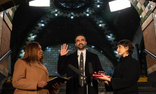 С ръка на корана Зохран Мамдани се закле като кмет на Ню Йорк