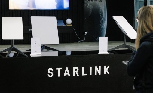 Сателитите на Starlink започнаха да падат на Земята, опасни ли са? 