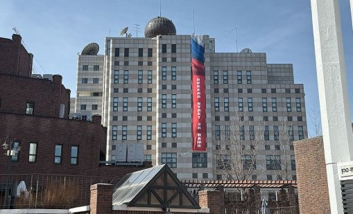 Руското посолство в Сеул опъна провоенен банер, отказва да го свали 