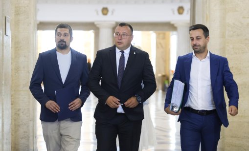 &ldquo;Възраждане&rdquo; се регистрира в ЦИК, умуват между пет кандидатури
