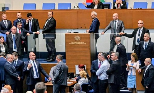 "Възраждане" окупираха трибуната на НС, Ганев и Божанков си налетяха на бой 