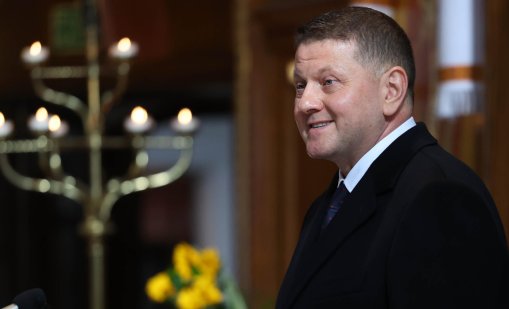 Генерал, пратеник или бъдещ президент на Украйна? Валерий Залужни чака в Лондон