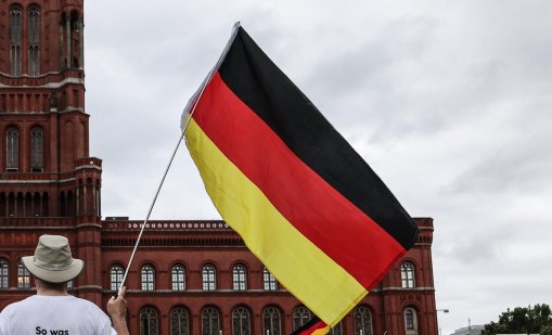 Германски гей депутат подаде оставка след разкритие за дете от сурогатна майка