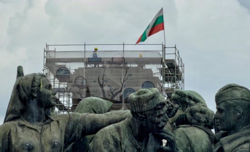 В кадър: Махат скелето около паметника на Съветската армия