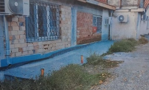 Пази си място: Мъж постави пред дома си антипаркинг колчета без разрешение