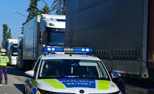 На Подбалканския път: Камион спука гума в движение и едва не премаза кола