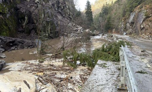 Река Чепинска заля част от пътя Велинград - Сърница