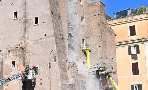 Средновековна кула се срути в центъра на Рим, трима са ранени ВИДЕО