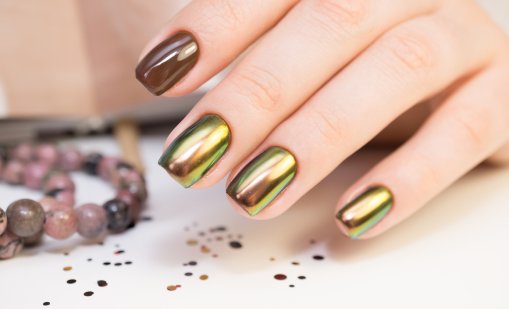 Кадифеното стъкло е новият хит за празничен маникюр