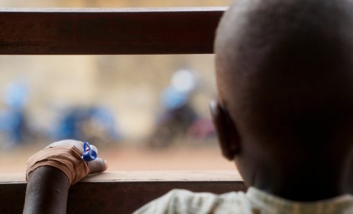 Заразиха деца с ХИВ: Лекари използвали замърсени игли 