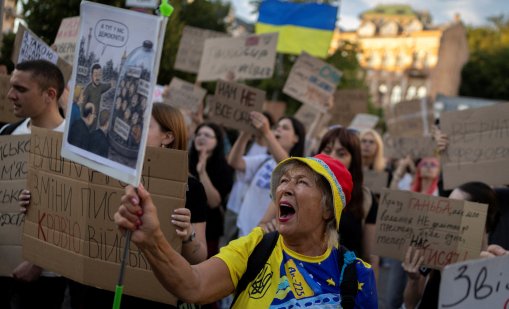 Пети ден протести в Киев: &ldquo;Срам!&rdquo;, &ldquo;Украйна не е Русия&rdquo; СНИМКИ