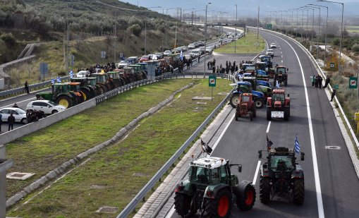 Протестите ескалират, фермерите в Гърция затварят ключови пътища