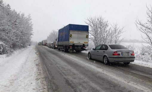 Катастрофа между два ТИР-а затвори Прохода на Републиката
