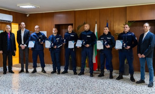 Полицаите, спасили дете от падане в Ямбол, ще му дарят наградата от 1230 евро