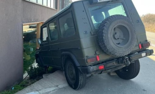 Военен джип се блъсна в култов ресторант край Карлово