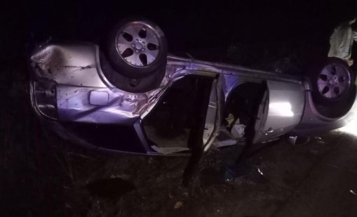 Четирима са в болница след като млад шофьор обърна колата по таван 
