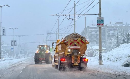 Снеговалежите продължават и през нощта, утре - дъждове
