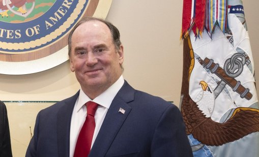 Министърът на военноморските сили на САЩ напуска поста си