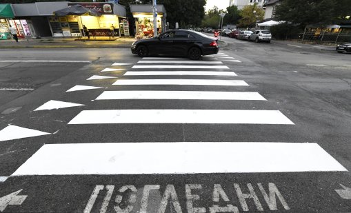 Шофьор помете момиче на пешеходна в София и избяга