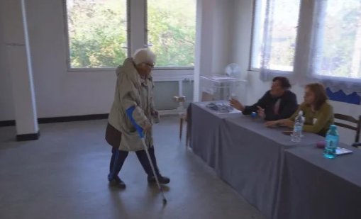 90-годишната Баба Цанка пред машината: Това не е за шашави като мене