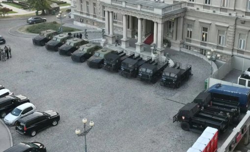 Подготовка за ескалация: Откриха бухалки в джип пред офис на партията на Вучич
