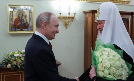Петрол и патриарх: Как с позицията си за Кирил Радев усложнява преговорите в ЕС? 