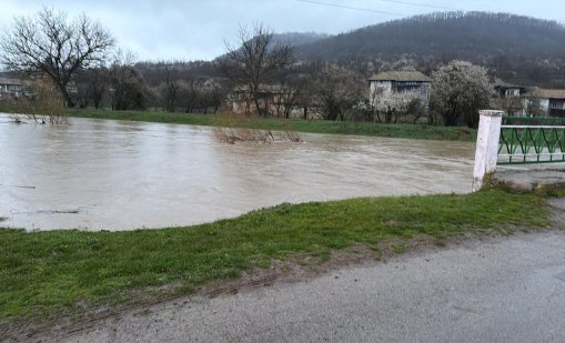Река Черни Лом прелива при с. Априлово, призоваха за евакуация СНИМКИ