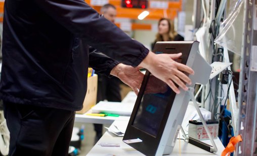 Партии и коалиции разгледаха склада, в който се съхраняват машините за вота СНИМКИ