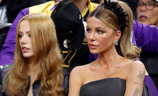 52-годишната Кейт Бекинсейл направи рядка поява с дъщеря си на баскетболен мач