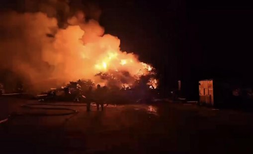 Голям пожар в база за вторични суровини в Сливен 