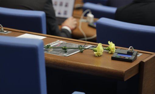 Заседанието започна с едноминутно мълчание за Славчо Крумов 