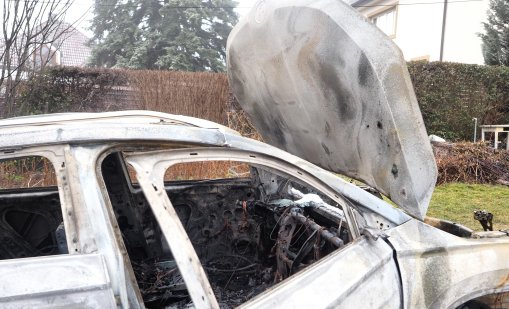 Вижте как двама маскирани мъже палят колата на кмета на Бистрица ВИДЕО